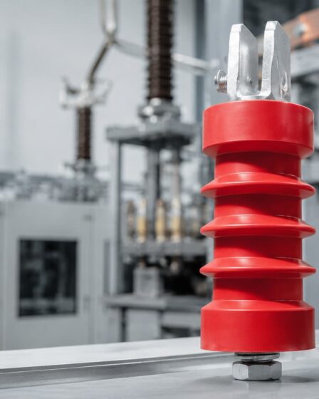 Como o isolador elétrico impacta a operação