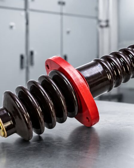 O que avaliar antes de comprar bucha de passagem 25kv
